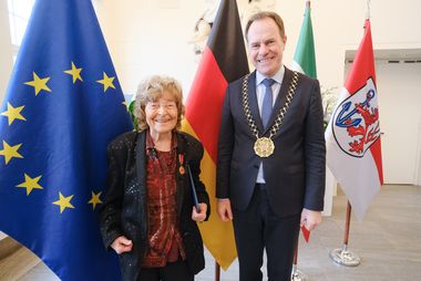 Ursula Jimenez ist der Bundesverdienstorden verliehen worden. Oberbürgermeister Dr. Stephan Keller hat die Auszeichnung im Düsseldorfer Rathaus überreicht, Foto: Michael Gstettenbauer