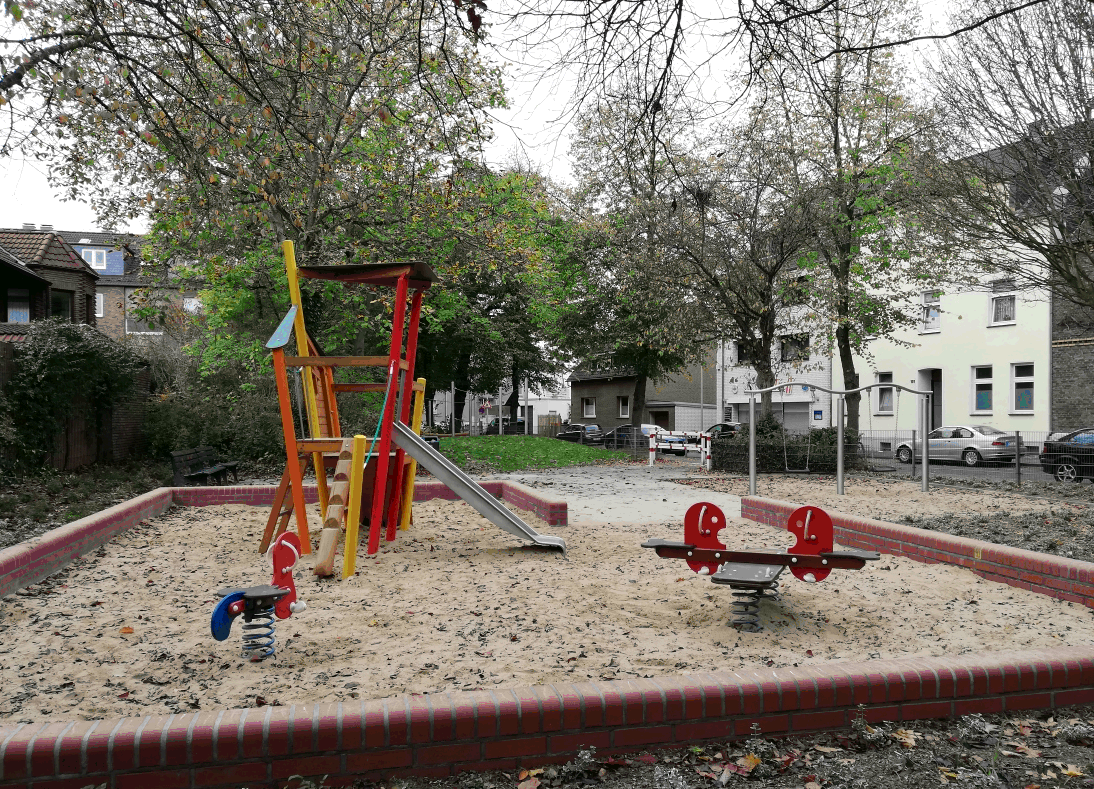 Schaukeln Rutschen Und Klettern In Benrath Kinderspielplatz