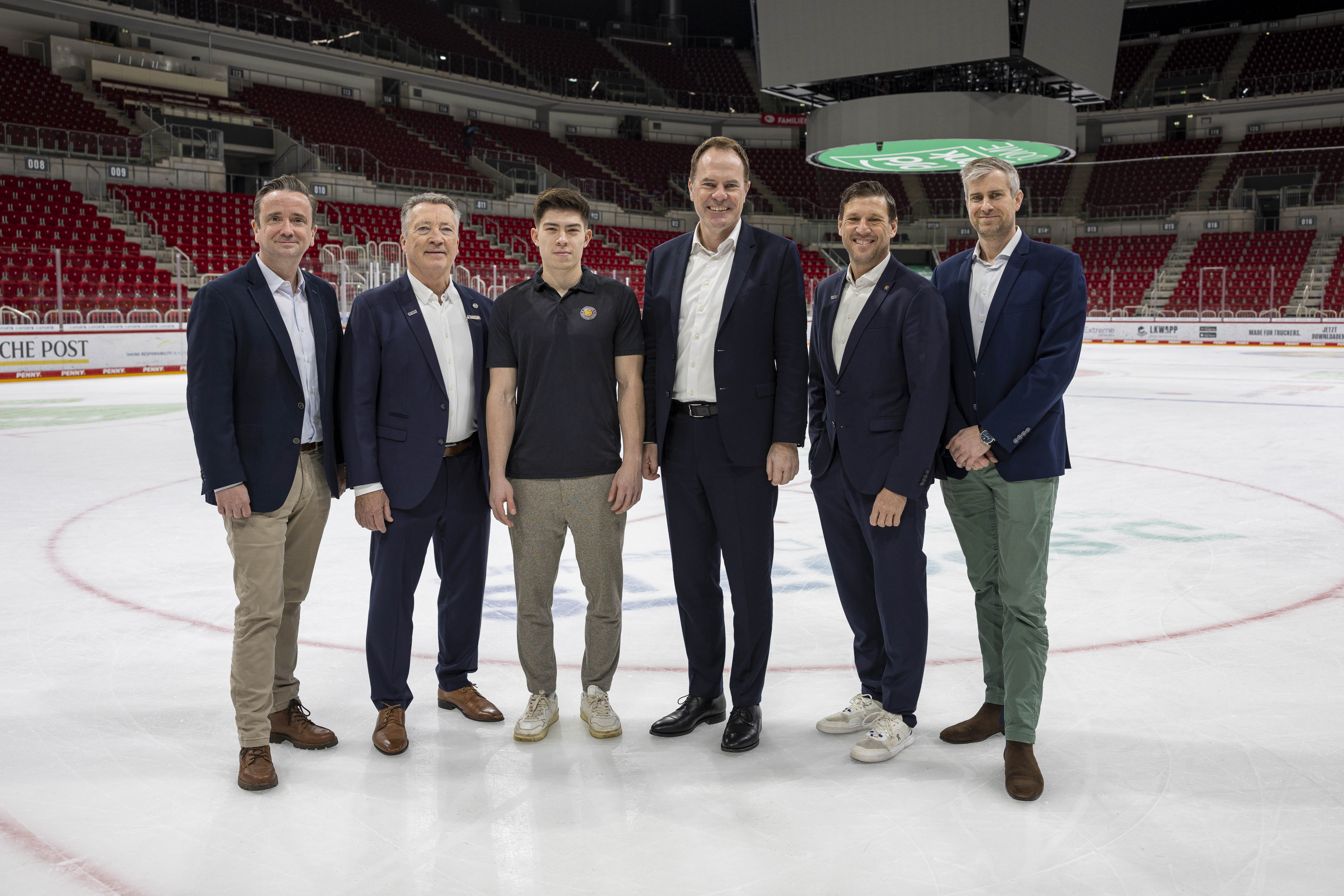 Vorfreude auf das Länderspiel (v.l.): Martin Ammermann (D.SPORTS/D.LIVE), Bundestrainer Harold Kreis, Nationalspieler Alexander Ehl (DEG), OB Dr. Stephan Keller, Claus Groebner (Deutscher Eishockey-Bund) und Timo Skrzypski (D.LIVE); Foto: Beele