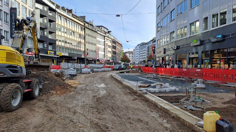 Die Bauarbeiten zum Ausbau des Radhauptwegenetzes am Teilstück "Am Wehrhahn" sind in vollem Gange. Dort wird eine Fahrradstraße eingerichtet. Fertigstellung ist im Frühjahr 2025 geplant. Foto: Amt für Verkehrsmanagement 