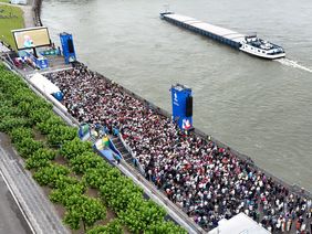 Auch das Public Viewing Rheinufer war vollständig gefüllt. Foto: David Young
