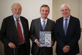 Von rechts: Buchautor Hagen Fischen, Oberbürgermeister Thomas Geisel, Verleger Dr. Manfred Droste. Foto: David Young