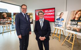 Oberbürgermeister Dr. Stephan Keller und Prof. Dr. Kirsten Schmieder, Ärztliche Direktorin und Vorstandsvorsitzende der Uniklinik Düsseldorf, stellten in der Zentralbibliothek die Kampagne "SELBSTBESTIMMT." vor. Foto: Melanie Zanin