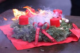 Brände an Adventskränzen können entstehen, wenn nicht für ausreichend Schutz rund um Kerzen gesorgt ist. Foto: David Young