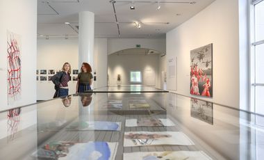 Auf dem Bild sind zwei Frauen zu sehen, die sich eine Ausstellung in den Räumlichkeiten des Stadtmuseums ansehen © Melanie Zanin