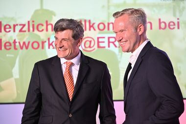 © Wirtschaftsförderung Düsseldorf: Christian Zaum, Wirtschaftsdezernent der Landeshauptstadt Düsseldorf (l.), und Mark Klein, Chief Digital Officer der ERGO Group (r.)