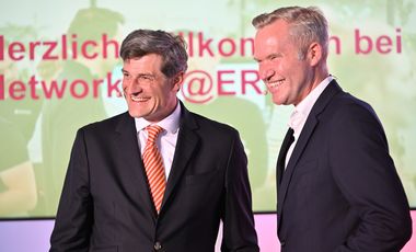 © Wirtschaftsförderung Düsseldorf: Christian Zaum, Wirtschaftsdezernent der Landeshauptstadt Düsseldorf (l.), und Mark Klein, Chief Digital Officer der ERGO Group (r.)