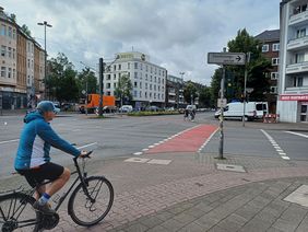 An der Kreuzung Kruppstraße/Eller Straße sind die Roteinfärbungen vorgenommen - die Radfahrer können jetzt sicherer passieren © Landeshauptstadt Düsseldorf, Amt für Verkehrsmanagement 