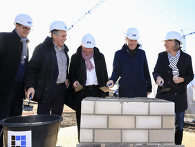 OB Dr. Stephan Keller (2.v.r.), Stadtdirektor Burkhard Hintzsche (Mitte), Stadtkämmerin Dorothée Schneider, Beigeordneter Jochen Kral (2.v.l.) und IPM-Aufsichtsratsvorsitzender Dr. Thorsten Graeßner bei der Grundsteinlegung. Foto: Ingo Lammert