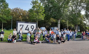Das Team des Rhine Clean Up 2020 vor einem Rheinkilometerschild (749) auf Höhe des Messegeländes in Düsseldorf