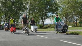 Eine Gruppe Lastenradfahrer bei Fahrsicherheitstraining