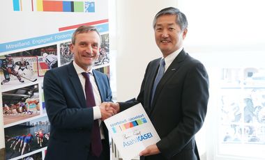 Oberbürgermeister Thomas Geisel (links) mit Hideki Tsutsumi, Managing Director der Asahi Kasei Europe GmbH