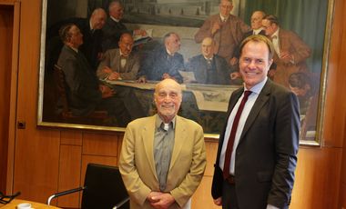 Oberbürgermeister Dr. Stephan Keller empfing den ehemaligen Düsseldorfer Gary Gumpert im Rathaus der Landeshauptstadt. Fotos: Lammert