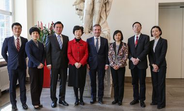 Oberbürgermeister Thomas Geisel mit der Delegation aus Chongqing
