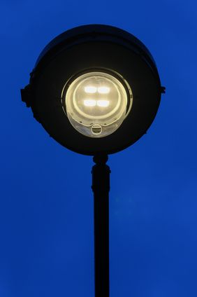 Blick auf eine auf LED umgerüstete Ansatzleuchte am Wäschlacker Weg © Landeshauptstadt Düsseldorf, Michael Gstettenbauer 