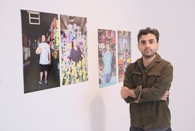 Fotograf Faraz Baghaei hat  Schaustellerinnen, Schausteller und Saisonkräfte kennengelernt und sie in Porträts festgehalten. Eine Auswahl der Porträts wird in der Ausstellung gezeigt. Foto: Gstettenbauer