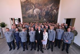 Bürgermeister Josef Hinkel (Mitte) mit den Teilnehmenden und Gästen des 38. Internationalen Schießwettkampfes um den "Kurfürst-Jan-Wellem-Pokal" im Düsseldorfer Rathaus. Foto: David Young