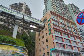 Die Liziba-Station ist zur Sehenswürdigkeit geworden. Die Stadtregierung hat extra einen Bereich für Fußgänger eingerichtet, damit diese unbeschadet die Einfahrt der Einschienenbahnen bestaunen können. Foto: LHD