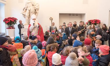Oberbürgermeister Thomas Geisel und der Nikolaus verteilten Schoko-Nikoläuse an die jungen Besucher. Foto: Uwe Schaffmeister