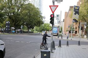 Radfahrer folgt grünem Pfeil-Verkehrsschild