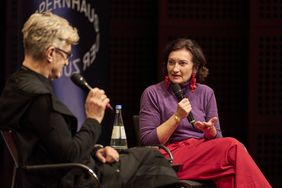 Der Düsseldorfer Filmemacher Wim Wenders und Miriam Koch, Beigeordnete für Kultur und Migration, tauschten sich intensiv über ihr persönliches Verhältnis zur Oper aus. Foto: Claus Langer