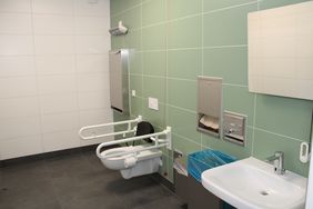 Die sanierten Toilettenanlagen sind nachhaltig, barrierefrei und modern gestaltet worden. Foto: Amt für Gebäudemanagement