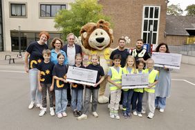 Gruppenbild der Gewinner-Grundschulen KGS Florensstraße, Hamm (1. Platz), KGS Fleher Straße, Flehe (2.), und Carl-Sonnenschein-Schule, Düsseltal (3.)