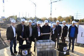 Grundsteinlegung mit OB Dr. Stephan Keller (Mitte) für den Neubau der Feuer- und Rettungswache 7 und des zentralen Betriebshofes des Garten-, Friedhofs- und Forstamtes am Freitag, 25. Oktober 2024. Foto: Ingo Lammert