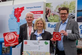 Die Stadt Düsseldorf und der Kreis Mettmann verkündeten auf der Cyclingworld ihre Mitgliedschaft in der Radregion Rheinland: Klaus Harzendorf, Radregion, Katharina Metzker, Düsseldorf, und Philipp Gilbert, Kreis Mettmann (v.l.). Foto: Uwe Schaffmeister