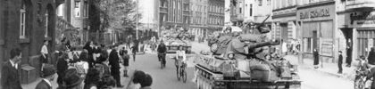 1945 | Kriegsende. Einmarsch der US-Amerikaner über die Flurstraße im Stadtteil Flingern.
