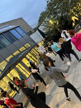 Bei der "Sport im Park Warschau Week Edition" wurde den Teilnehmenden bei einer intensiven Trainingseinheit auf der Dachterrasse der Düsseldorfer Zentralbibliothek eingeheizt. Foto: LHD