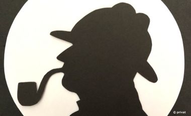 Schattenschnitt von Sherlock Holmes mit Pfeife und Mütze