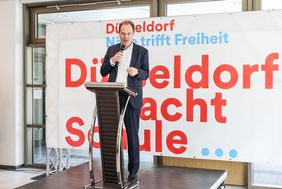 Oberbürgermeister Dr. Stephan Keller hielt ein Grußwort zur Eröffnung des Erweiterungsbaus für die St.-Cäcilia-Grundschule und die Grundschule Schloss Benrath.