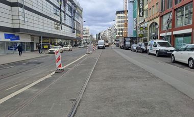 Auf der Straße wird flächendeckend roter Asphalt verwendet und der Seitenraum wird für den Fußverkehr attraktiv ausgebaut. © Amt für Verkehrsmanagement