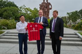 Oberbürgermeister Dr. Stephan Keller (Mitte) überreicht gemeinsam mit Stadtdirektor Burkhard Hintzsche ein Fortunatrikot an den Leiter des Sportbüros von Chongqing, Zhang Xi. Foto: LHD