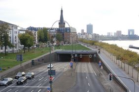 Der heutige Blick auf die ehemalige Hauptverkehrsachse am Rheinufer: Der Autoverkehr verläuft unterirdisch im Rheinufertunnel, das Rheinufer gehört den Fußgängern und Fahrradfahrern. Foto: Lammert