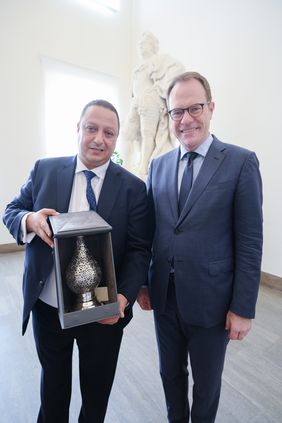 OB Dr. Stephan Keller (r.) mit einem Gastgeschenk von Marrakeschs stellvertretendem Bürgermeister Achraf Berrazouk. Foto: Michael Gstettenbauer