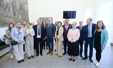 OB Dr. Stephan Keller empfing eine Delegation aus Marrakesch im Jan-Wellem-Saal. Foto: Michael Gstettenbauer