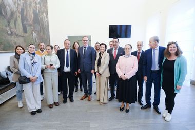 OB Dr. Stephan Keller empfing eine Delegation aus Marrakesch im Jan-Wellem-Saal. Foto: Michael Gstettenbauer