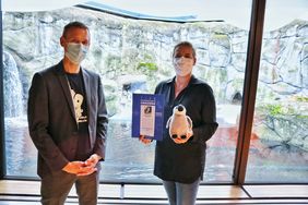 Aquazoodirektor Dr. Jochen Reiter überreicht die Patenschafts-Urkunde an Kirsten gabriel von Jahns and Friends