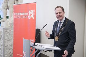 Oberbürgermeister Dr. Stephan Keller bei der Verleihung der Ehrenzeichen. Foto: Michael Gstettenbauer