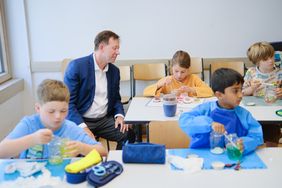 Stadtdirektor Burkhard Hintzsche mit Schülerinnen und Schülern, die am Experimentier-Workshop teilnehmen