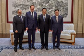 Oberbürgermeister Dr. Stephan Keller mit Parteisekretär Yuan Jiajun (Mitte) und dem deutschen Generalkonsul Aron Mir Haschemi (links) sowie Chongqings Oberbürgermeister Hu Henghua (rechts). Foto: LHD