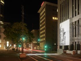 Mit der Arbeit "missing link_" realisiert Mischa Kuball eine vorerst temporäre Lichtinstallation auf der Kasernenstraße, die das Gedenken an die im Nationalsozialismus zerstörte, zentrale Synagoge der Stadt in den Mittelpunkt stellt. Foto: A. Kukulies