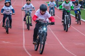 Fotos von Gruppe von Kindern beim Radrennen Petit Départ