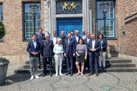 20 Mitglieder des Verteidigungsausschusses des Deutschen Bundestags besuchten am Montag, 12. Juni, das Düsseldorfer Rathaus und wurden von Oberbürgermeister Dr. Stephan Keller empfangen. Foto: Melanie Zanin
