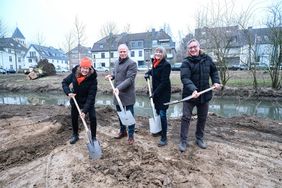 Nahmen den ersten Spatenstich vor (v.l.): Kaufmännische Betriebsleiterin des SEBD Janine Mentzen, Technischer Betriebsleiter des SEBD Frank Heuner, Stadtkämmerin Dorothée Schneider und Bauausschussvorsitzender Andreas Hartnigk. Foto: Michael Gstettenbauer