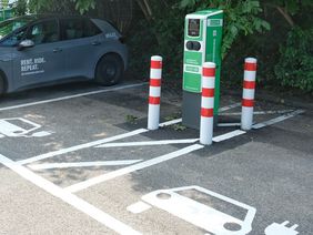 Die Mobilitätsstation umfasst ebenso zwei Sharingstationen, Carsharing-Stellplätze sowie neue Ladesäulen für das private E-Auto. Foto: Wilfried Meyer