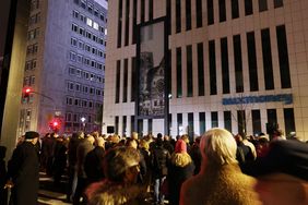 Mit seiner Lichtinstallation "missing link_" erinnert Mischa Kuball an die Geschichte der Großen Synagoge in Düsseldorf. Zahlreiche Gäste versammelten sich an der Kasernenstraße, um das Einschalten der Lichtinstallation mitzuerleben.