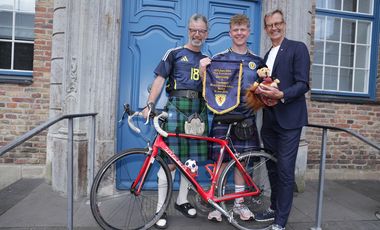 Bürgermeister Josef Hinkel (r.) empfing eine schottische Fahrradgruppe mit Ethan Walker (M.) und dem Professor Mackay auf auf ihrem Zwischenstopp in Düsseldorf, Fotos: Ingo Lammert